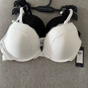 2 PACK TOMMY HILFIGER  BRA SIZE 34C
BLACK AND WHITE